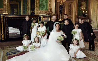Le couple royal Harry et Meghan, entouré d'enfants d'honneur, pose pour une photo de famille lors de leur mariage.