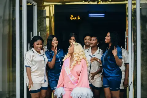 Groupe de femmes en pyjama, la future mariée au centre avec une ceinture "Bride to Be". Parfaites idées enterrement de vie de jeune fille original.