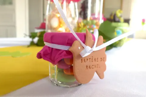 Un petit pot de dragées colorées pour le baptême de Rachel. Combien de dragées pour 30 personnes ? Environ 10 par invité.