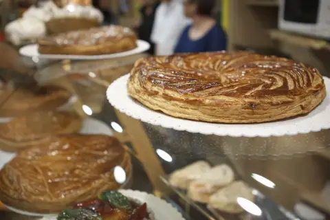 Galettes des Rois dorées, parfaites pour célébrer qu'est ce que l'épiphanie. Des pâtisseries feuilletées invitent à la dégustation.