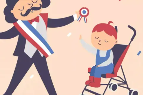 Célébration d'un baptême civil : un maire avec écharpe tricolore offre une médaille à un enfant en poussette, entourés de confettis. Le parrain et la marraine sont symbolisés.
