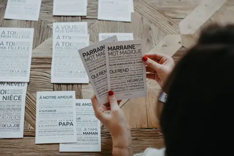 Des cartes avec des poèmes pour un parrain et une marraine, remplies de mots doux et d'amour.