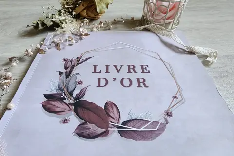 Un livre d'or original, orné de feuillages et de perles, prêt à recueillir les plus beaux souvenirs.