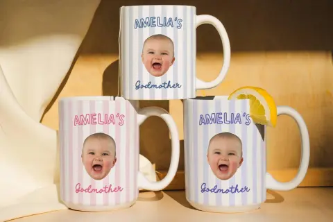 Trois tasses personnalisées avec la photo d'un bébé souriant, destinées à une parrain et une marraine.