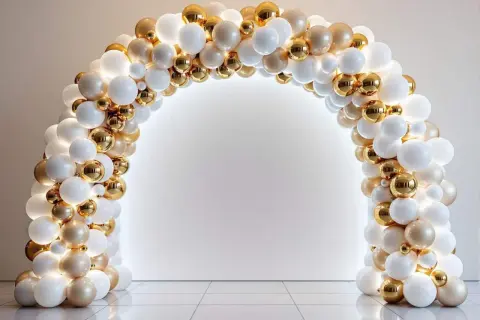 Une arche de ballons blancs et dorés, parfaite pour apprendre comment faire une colonne de ballon.