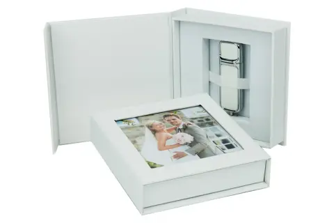 Boîte blanche avec une photo de mariage sur le couvercle et une clé usb personnalisée mariage à l'intérieur.