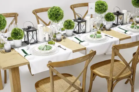 Une table dressée avec élégance pour la préparation au baptême. Boules de verdure, lanternes et vaisselle fine créent une ambiance champêtre chic.