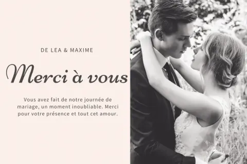 Carte de remerciements mariage de Léa & Maxime. Le couple s'embrasse tendrement.