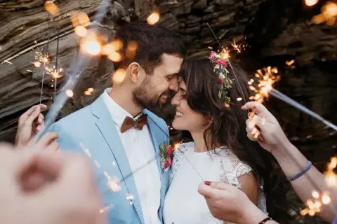 Un couple s'embrasse tendrement, entouré de feux de Bengale. Une **cérémonie laïque originale** pleine de joie et d'amour.