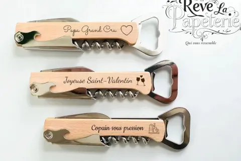 Trois décapsuleurs en bois gravés : "Papa Grand Cru", "Joyeuse Saint-Valentin", "Copain sous pression". Parfaits comme cadeau de mariage.