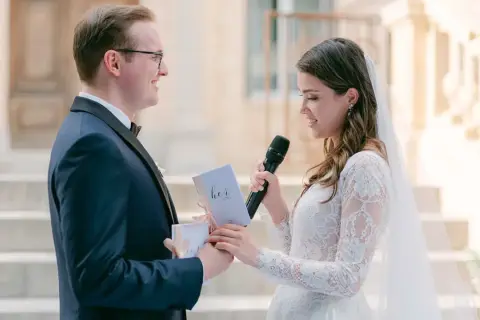 La mariée lit son discours de mariage à son frère, un moment émouvant.