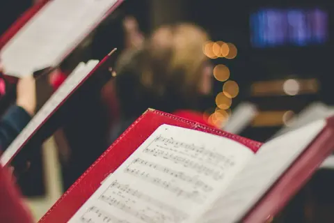 Partition de musique dans un livre rouge, prête pour la musique d'entrée d'un mariage à l'église.