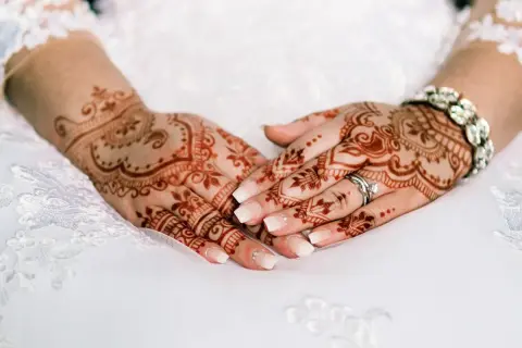 Mains ornées de henné, un art traditionnel pour célébrer la beauté, peut-être pour un mariage ou un événement islamique.