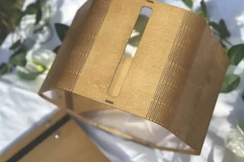 Urne plexiglass mariage en bois gravé, avec une fente pour les vœux. Parfait pour une décoration champêtre.