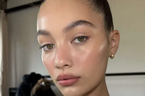 Maquillage naturel pour un mariage nude : peau lumineuse, sourcils brossés, lèvres douces. Un look frais et élégant.