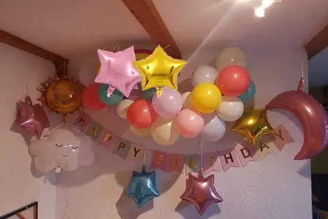 Ballons en étoile, lune, soleil et nuage flottent joyeusement, mais attention au danger de l'hélium pour les enfants.