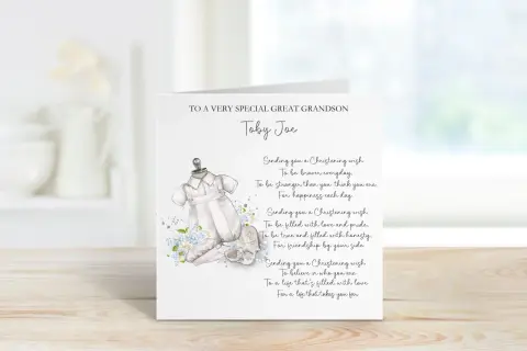 Carte de baptême pour Toby Joe, avec une tenue de bébé et des fleurs bleues. Un doux message de baptême pour un petit-fils.