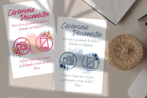 Deux affiches "Cérémonie Déconnectée" demandent de ne pas prendre de photos et d'éteindre les téléphones. Elles invitent à profiter de l'instant présent.