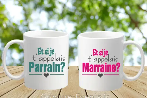 Deux tasses blanches avec le texte "Et si je t'appelais Parrain?" et "Et si je t'appelais Marraine?", parfaites pour quand annoncer parrain marraine.