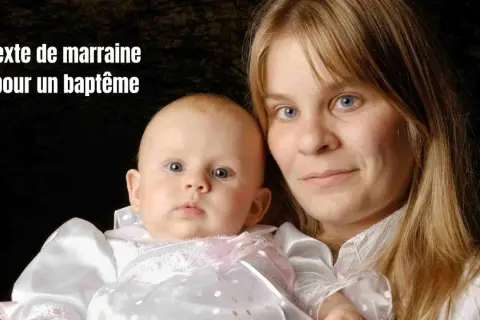 Texte de marraine pour un baptême : une jeune femme blonde tient un bébé en tenue de baptême.