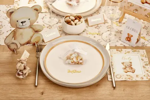 Décoration de table pour baptême avec des oursons et des dragées, symbolisant la douceur et la tradition.