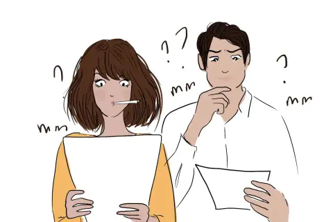 Un couple perplexe devant un projet de faire part. Des points d'interrogation et des "mm" flottent autour d'eux.