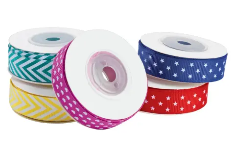 Rouleaux de rubans colorés : turquoise à chevrons, jaune à chevrons, rose à pois, bleu et rouge à étoiles. Parfaits pour décorer des cadeaux ou créer des serpentins festifs.