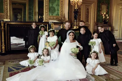 Le couple royal Harry et Meghan, entouré d'enfants d'honneur, pose pour une photo de famille lors de leur mariage.