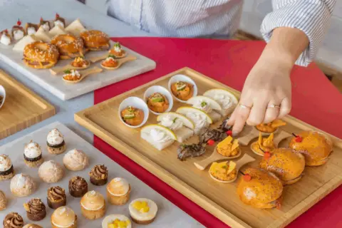 Plateau de mini-burgers et amuse-bouches variés, une belle fête retraite idée.