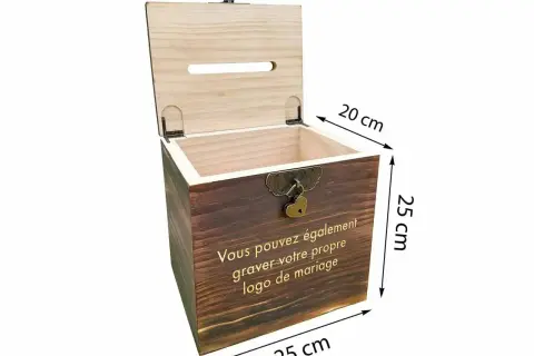 Urne bois personnalisée, idéale pour un mariage. Ses dimensions sont 25x20x25 cm. Elle est ornée d'une inscription dorée.