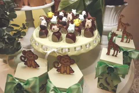 Délicieux bonbons animaux pour une animation baptême sur le thème de la jungle. Singes, zèbres et girafes en chocolat.
