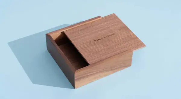 Boîte en bois ouverte avec inscription "Michael & Chelsey" sur le couvercle.