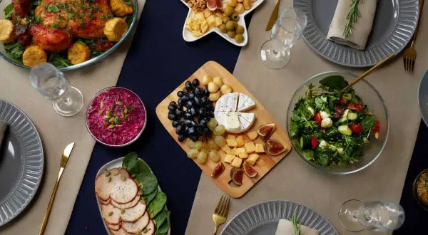 Un festin pour une communion : poulet rôti, plateau de fromages, salade fraîche, crudités et charcuterie. Une belle idée repas communion pour 20 personnes.