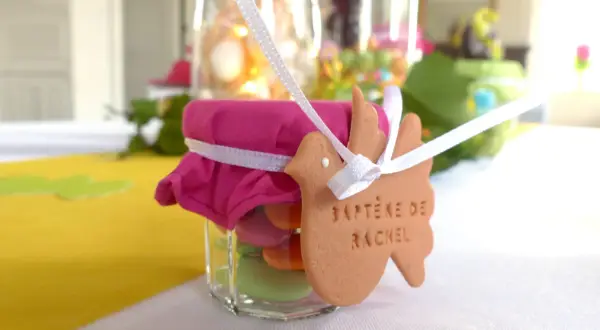 Un petit pot de dragées colorées pour le baptême de Rachel. Combien de dragées pour 30 personnes ? Environ 10 par invité.