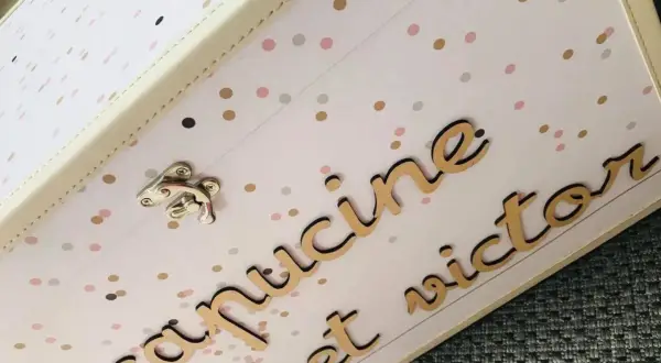Boîte souvenir mariage personnalisée avec les prénoms "Capucine et Victor" en lettres dorées sur fond à pois.