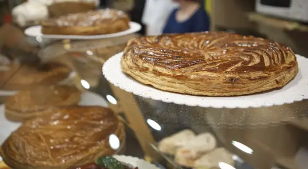 Galettes des Rois dorées, parfaites pour célébrer qu'est ce que l'épiphanie. Des pâtisseries feuilletées invitent à la dégustation.