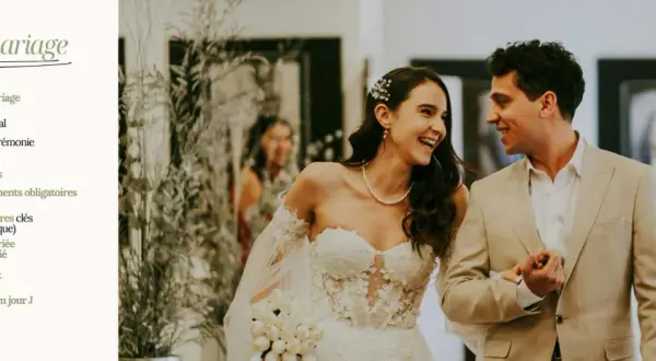 Un couple souriant, une mariée en robe blanche et un marié en costume beige, planifiant leur mariage sur une liste de tâches.