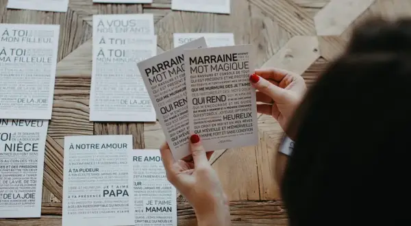 Des cartes avec des poèmes pour un parrain et une marraine, remplies de mots doux et d'amour.
