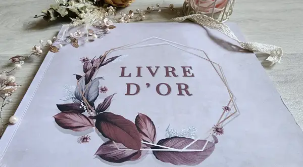 Un livre d'or original, orné de feuillages et de perles, prêt à recueillir les plus beaux souvenirs.