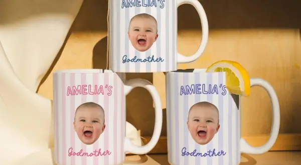 Trois tasses personnalisées avec la photo d'un bébé souriant, destinées à une parrain et une marraine.