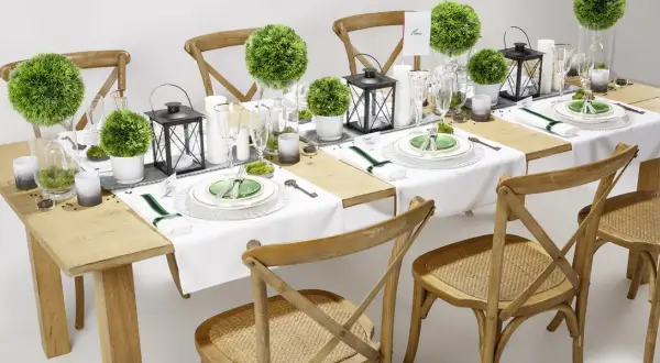 Une table dressée avec élégance pour la préparation au baptême. Boules de verdure, lanternes et vaisselle fine créent une ambiance champêtre chic.