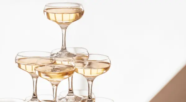 Une pyramide de coupes de champagne, prête pour un mariage festif.