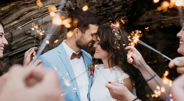 Un couple s'embrasse tendrement, entouré de feux de Bengale. Une **cérémonie laïque originale** pleine de joie et d'amour.