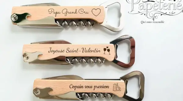 Trois décapsuleurs en bois gravés : "Papa Grand Cru", "Joyeuse Saint-Valentin", "Copain sous pression". Parfaits comme cadeau de mariage.