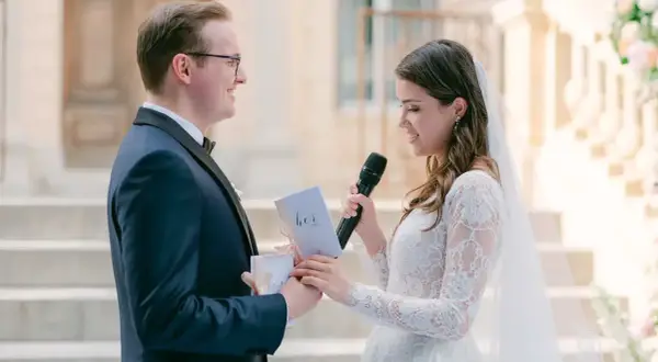 La mariée lit son discours de mariage à son frère, un moment émouvant.