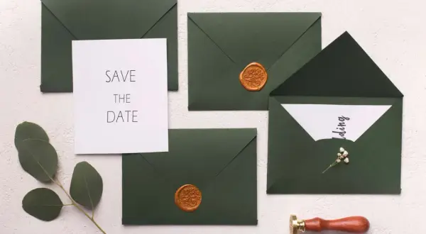 Ensemble d'invitations de mariage avec sceaux de cire dorés et une carte "Save the Date". Une idée élégante pour annoncer votre union.