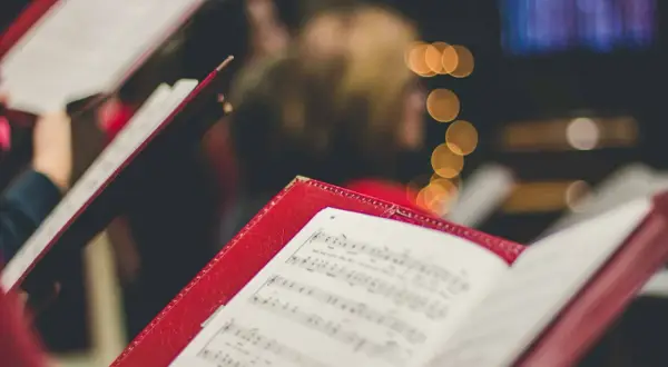 Partition de musique dans un livre rouge, prête pour la musique d'entrée d'un mariage à l'église.