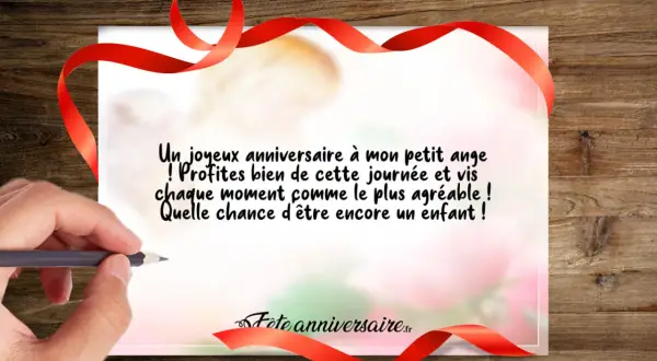 Un poème d'anniversaire pour un petit ange, écrit avec un crayon sur un fond doux. Un souhait de profiter de chaque instant.