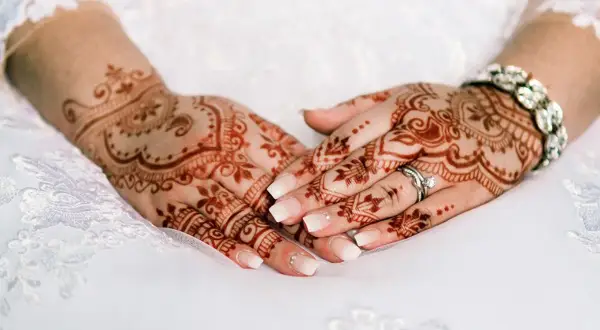 Mains ornées de henné, un art traditionnel pour célébrer la beauté, peut-être pour un mariage ou un événement islamique.