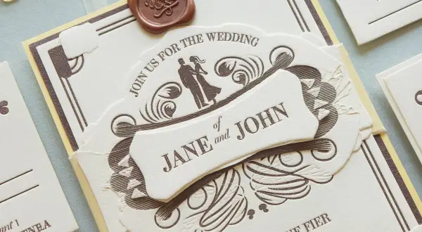 Comment faire un faire part de mariage : invitation élégante avec sceau de cire, couple stylisé et noms "Jane et John".